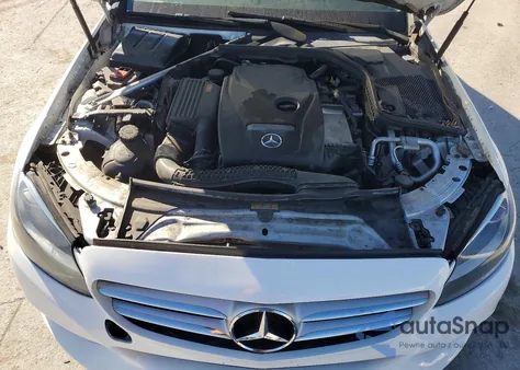 2017 Mercedes-Benz C 300 4Matic z USA, uszkodzony, nr VIN 55SWF4KB9HU198829